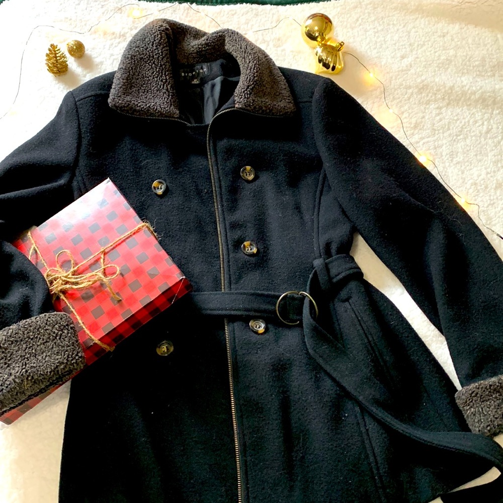 A cute buttoned up,black, thick winter winter coat. Perfect for cold nights❄️🌨️